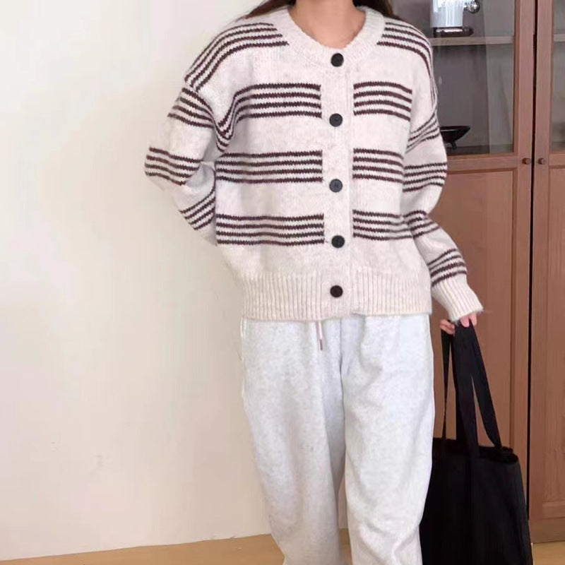Dame Stylish Cardigan med Fin Randstruktur och Dekorativa Knappar Mirla-Eva Jonsson
