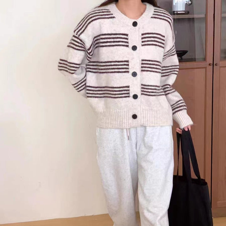 Dame Stylish Cardigan med Fin Randstruktur och Dekorativa Knappar Mirla-Eva Jonsson