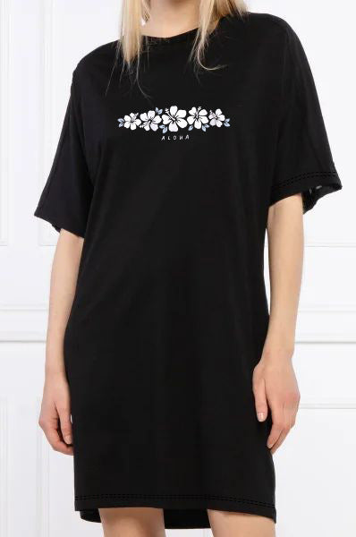Dame T-shirt klänning med konstnärligt blommotiv och figurnära passform Mirla-Eva Jonsson