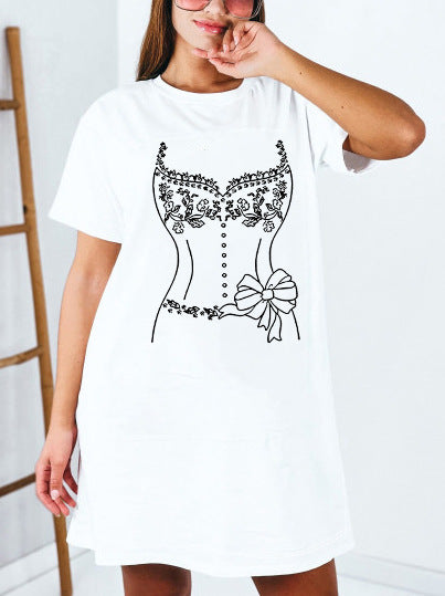 Dame T-shirt klänning med konstnärligt blommotiv och figurnära passform Mirla-Eva Jonsson