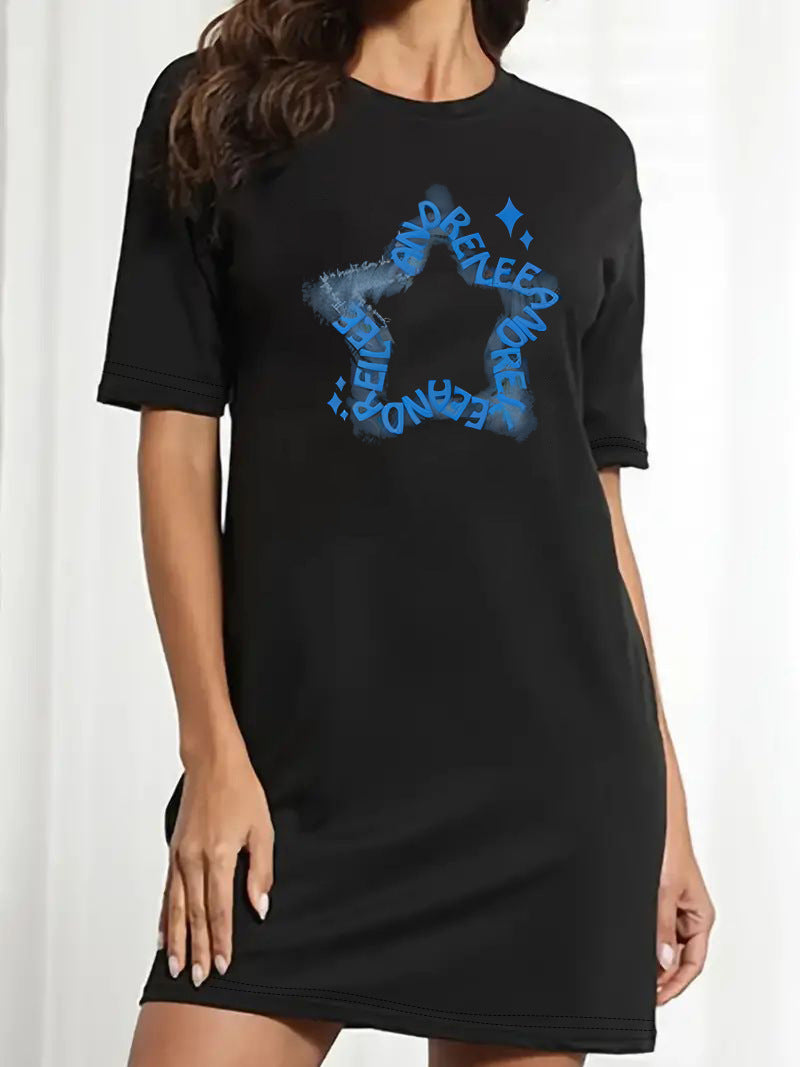 Dame T-shirt klänning med konstnärligt blommotiv och figurnära passform Mirla-Eva Jonsson