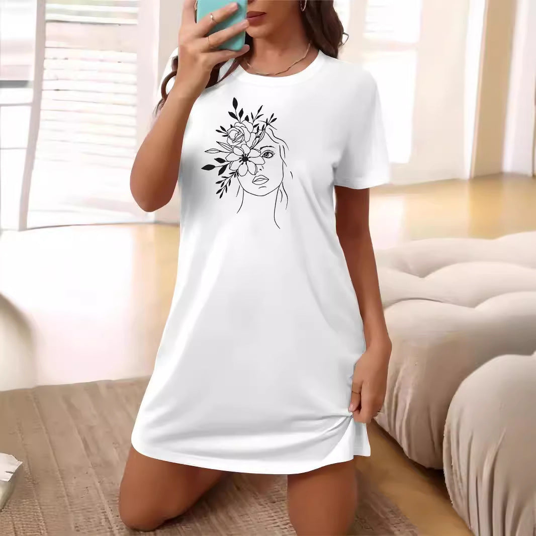 Dame T-shirt klänning med konstnärligt blommotiv och figurnära passform Mirla-Eva Jonsson