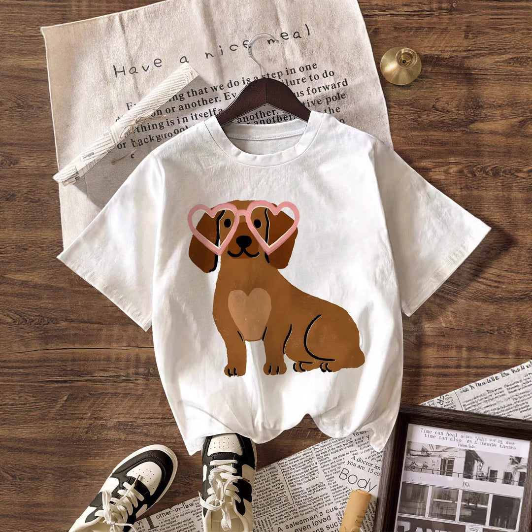 Dame T-shirt med gulligt hundmotiv och lekfull design Mirla-Eva Jonsson