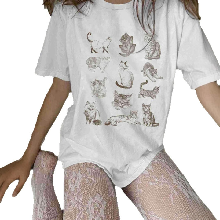 Dame T-shirt med konstnärlig kattmotiv och avslappnad passform Mirla-Eva Jonsson