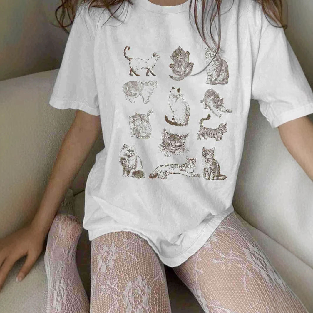 Dame T-shirt med konstnärlig kattmotiv och avslappnad passform Mirla-Eva Jonsson