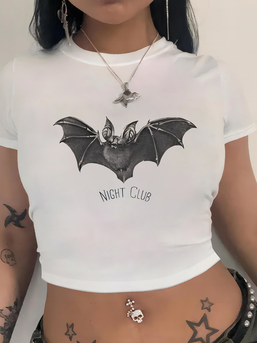 Dame T-shirt med konstnärligt uttalandetryck och figurnära passform Mirla-Eva Jonsson