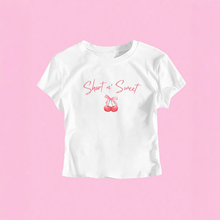 Dame T-shirt med konstnärligt uttalandetryck och figurnära passform Mirla-Eva Jonsson