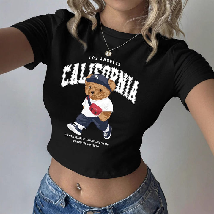 Dame T-shirt med kreativ björnmotiv och urbant livsstilstryck Mirla-Eva Jonsson