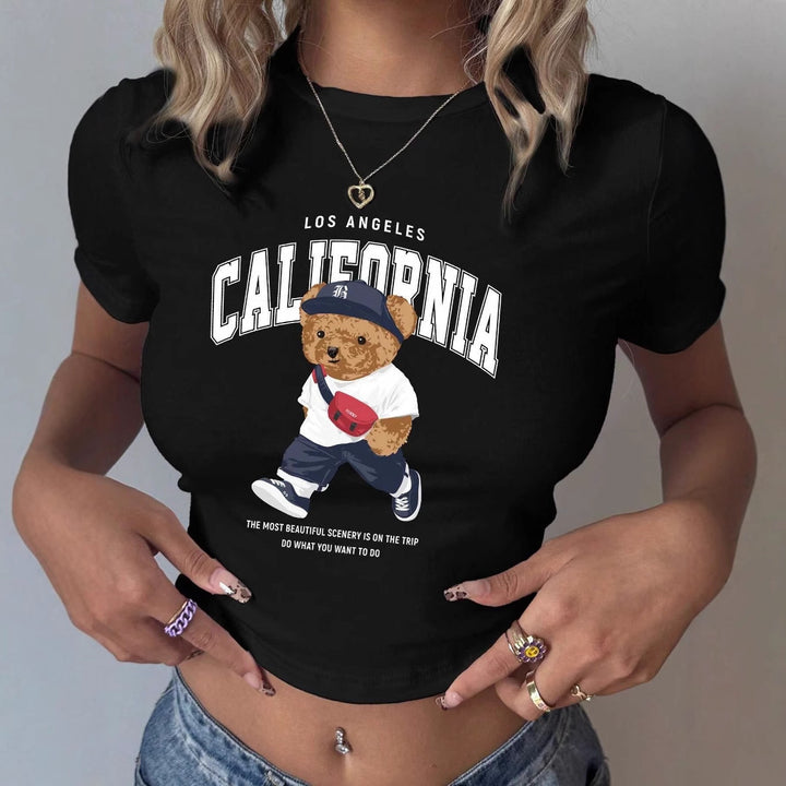 Dame T-shirt med kreativ björnmotiv och urbant livsstilstryck Mirla-Eva Jonsson