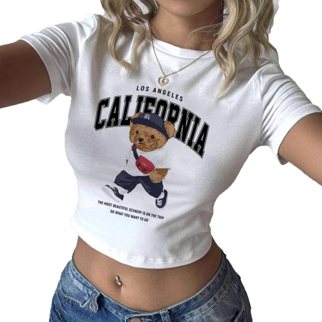 Dame T-shirt med kreativ björnmotiv och urbant livsstilstryck Mirla-Eva Jonsson