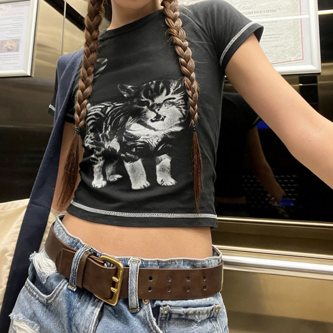 Dame T-shirt med kreativ kattmotiv och sportig skärning Mirla-Eva Jonsson