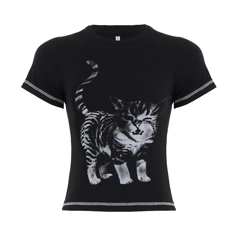 Dame T-shirt med kreativ kattmotiv och sportig skärning Mirla-Eva Jonsson