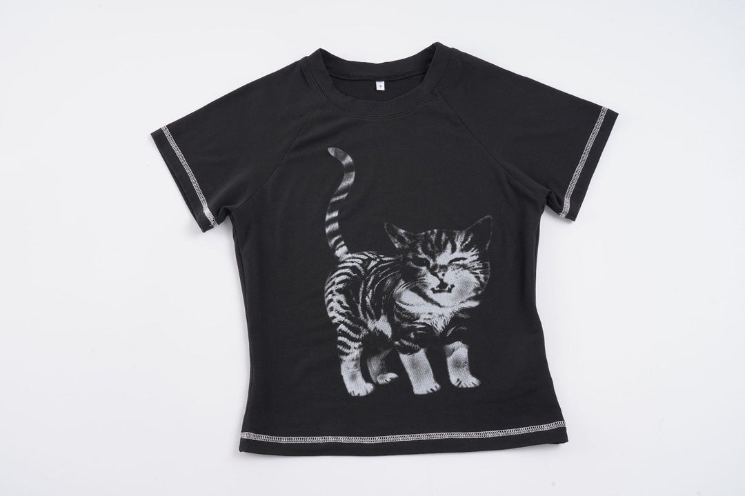 Dame T-shirt med kreativ kattmotiv och sportig skärning Mirla-Eva Jonsson