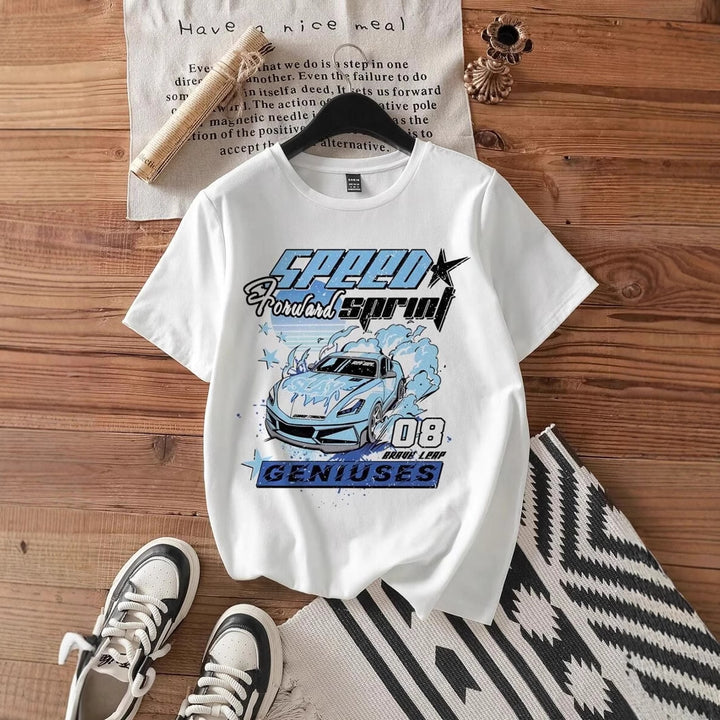 Dame T-shirt med kreativt bilmotiv och urban text Mirla-Eva Jonsson