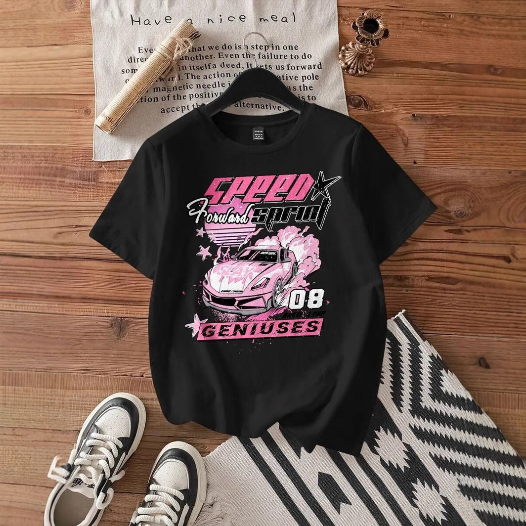 Dame T-shirt med kreativt bilmotiv och urban text Mirla-Eva Jonsson