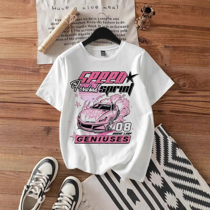 Dame T-shirt med kreativt bilmotiv och urban text Mirla-Eva Jonsson