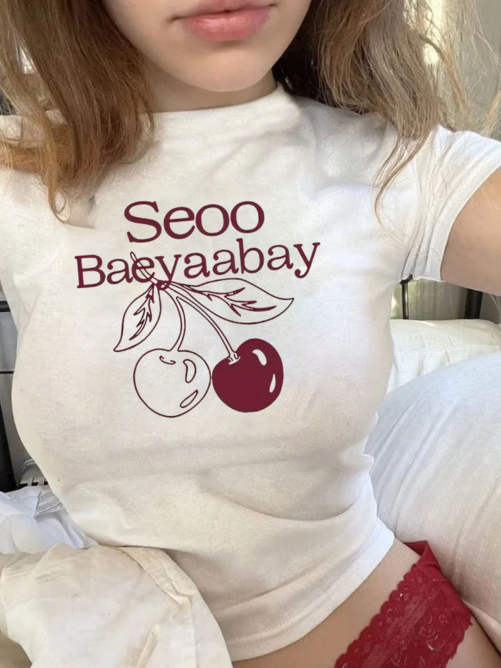 Dame T-shirt med kreativt fruktmönster och modern text Mirla-Eva Jonsson