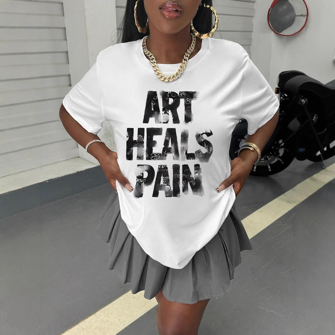 Dame T-shirt med kreativt grafiskt budskap Mirla-Eva Jonsson