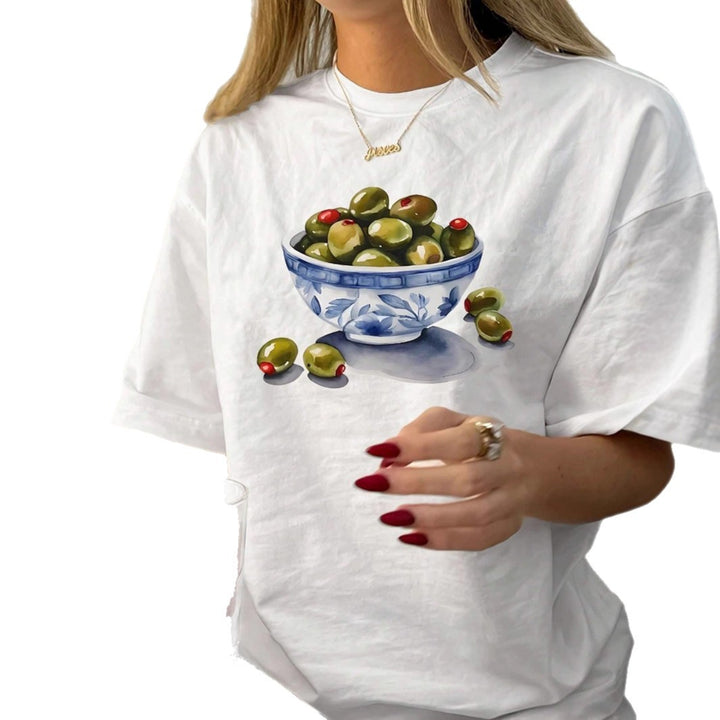 Dame T-shirt med kreativt olivmotiv Mirla-Eva Jonsson