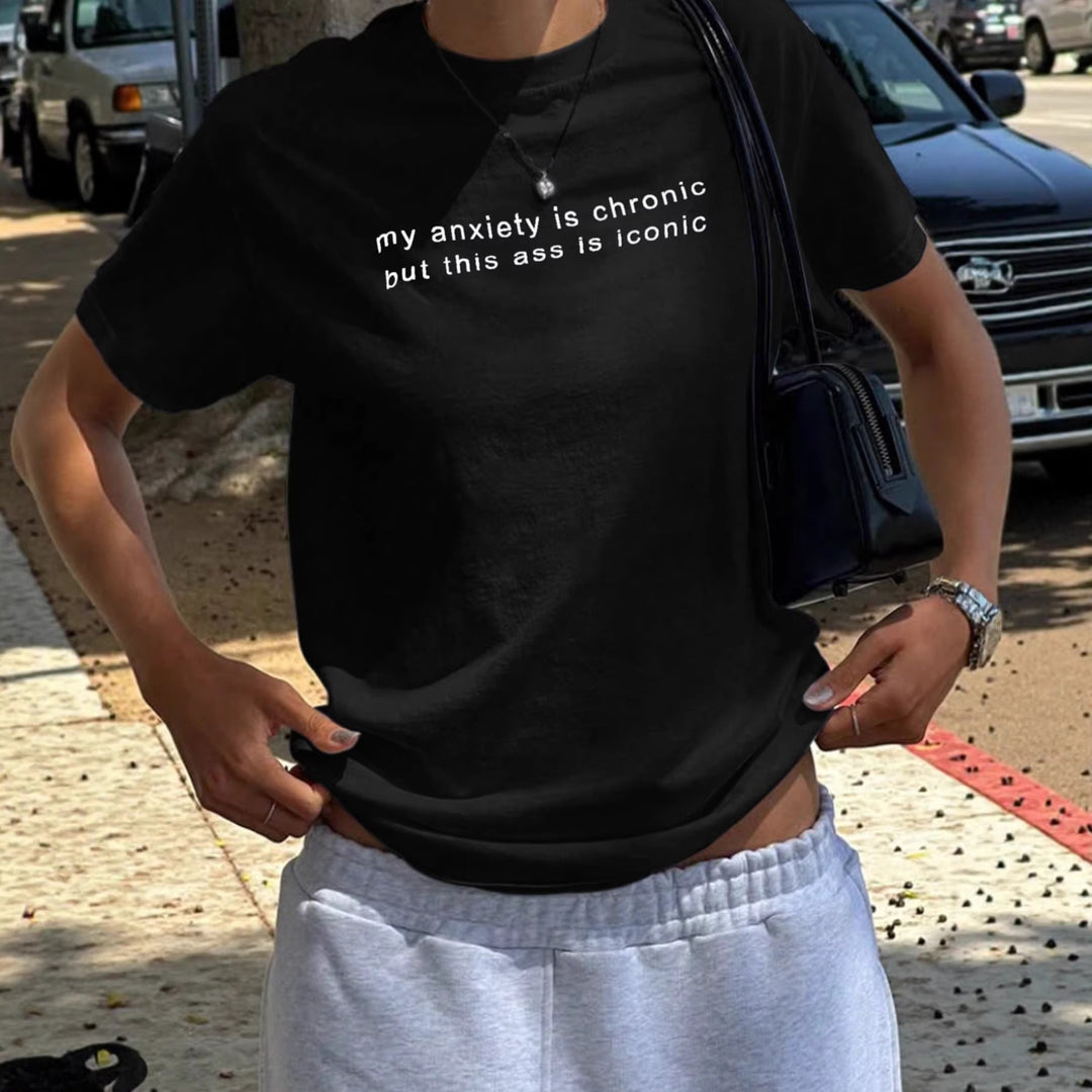 Dame T-shirt med kreativt uttalande och avslappnad passform Mirla-Eva Jonsson