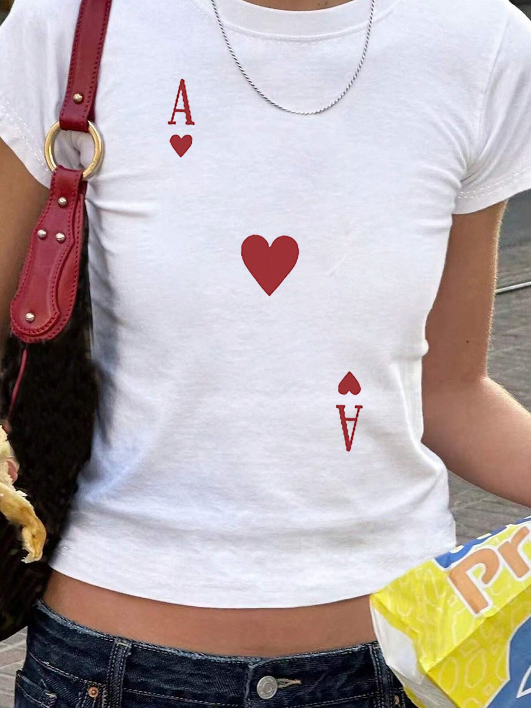 Dame T-shirt med lekfullt kattmotiv och ömma vingar Mirla-Eva Jonsson