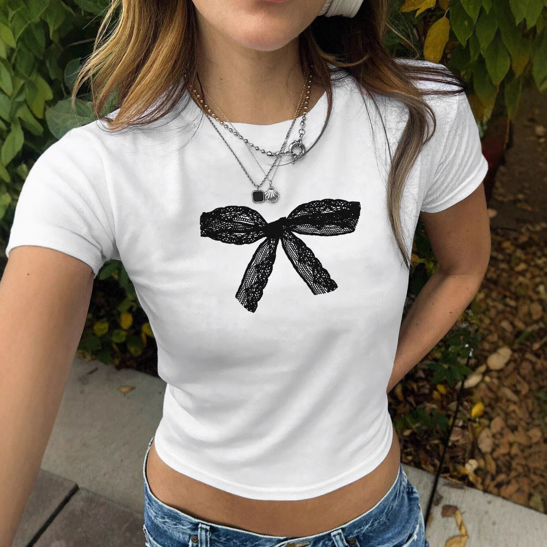 Dame T-shirt med lekfullt kattmotiv och ömma vingar Mirla-Eva Jonsson