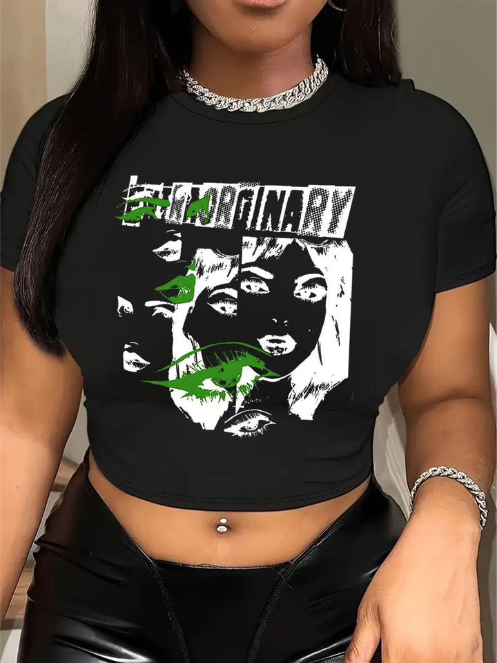 Dame T-shirt med lekfullt kattmotiv och ömma vingar Mirla-Eva Jonsson