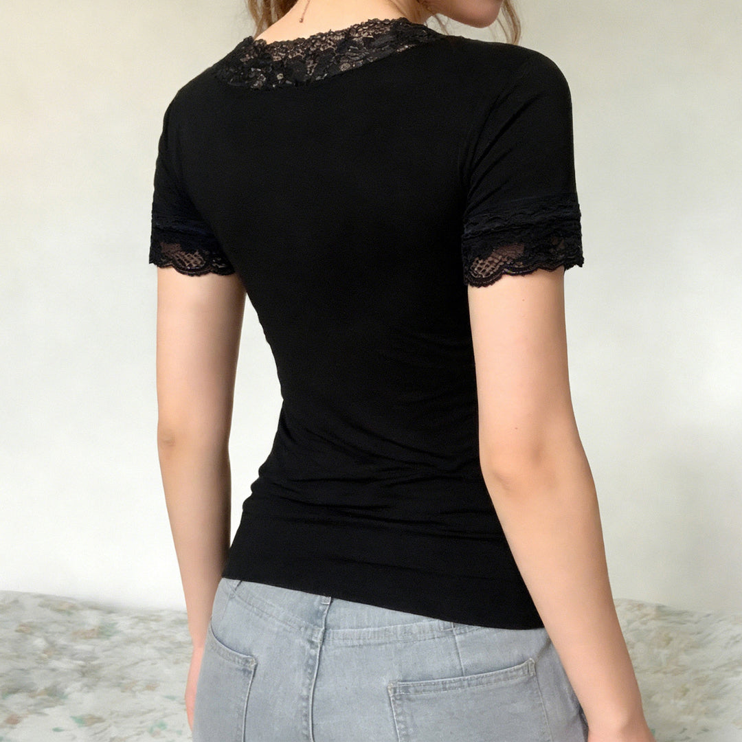 Dame T-shirt med spetsdetalj och V-utsnitt Mirla-Eva Jonsson