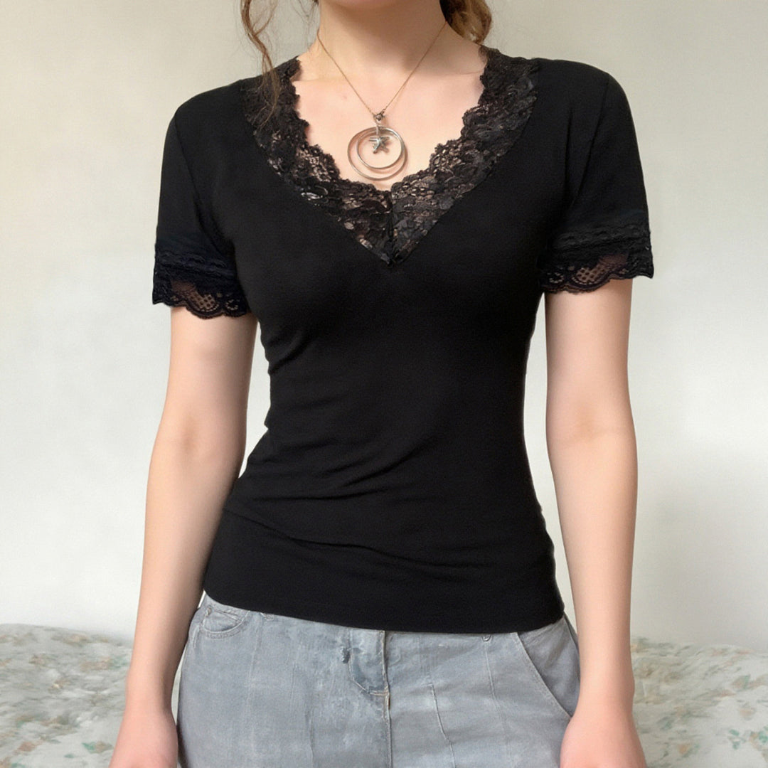 Dame T-shirt med spetsdetalj och V-utsnitt Mirla-Eva Jonsson