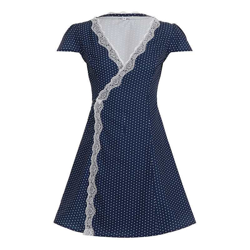 Dame Wickelkleid mit zarten Spitzenakzenten und elegantem Punktedesign Mirla-Eva Jonsson