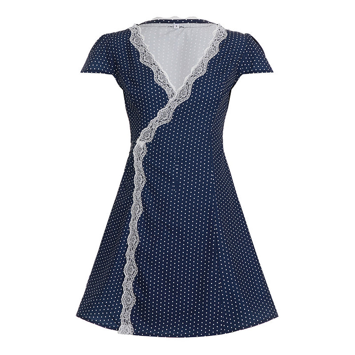 Dame Wickelkleid mit zarten Spitzenakzenten und elegantem Punktedesign Mirla-Eva Jonsson