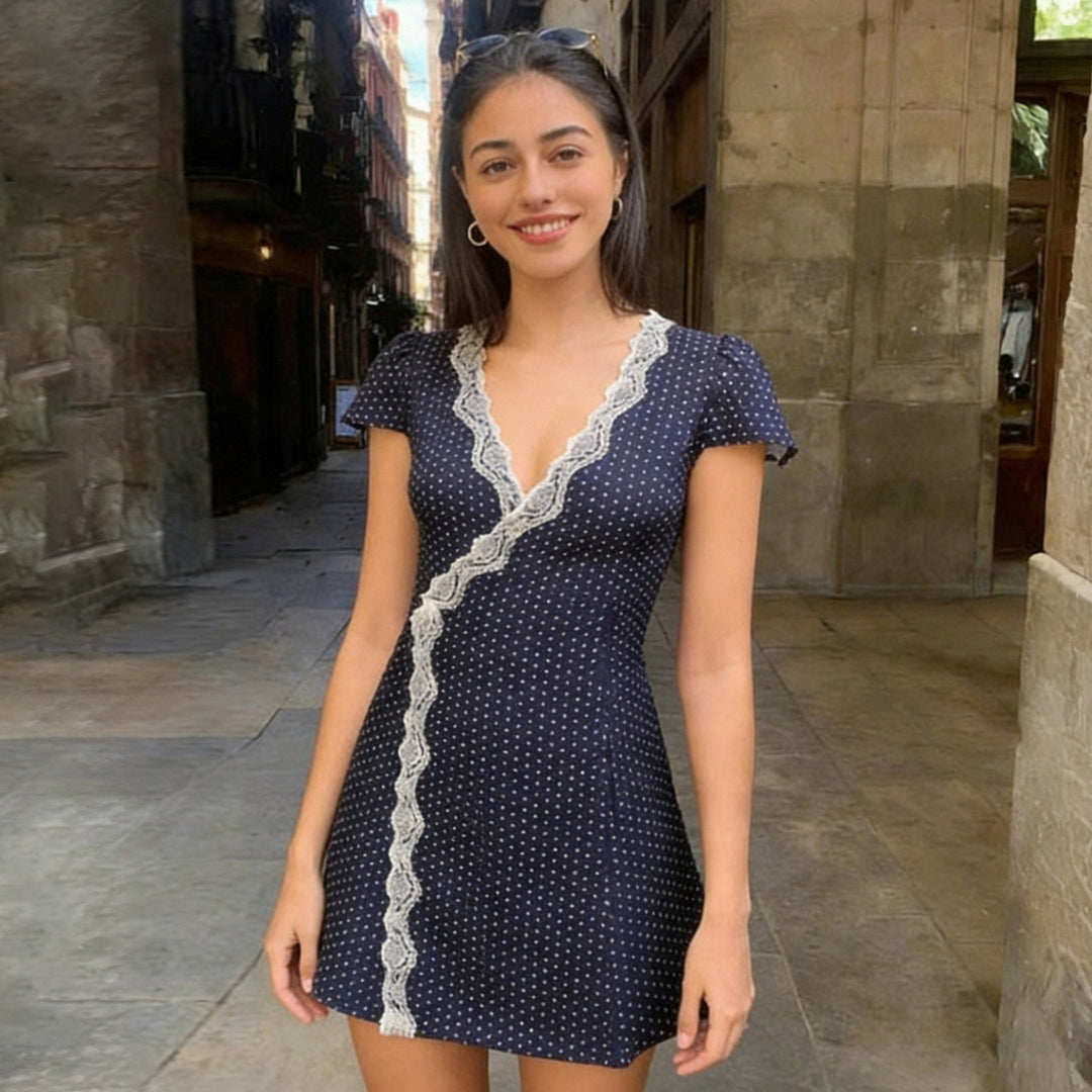 Dame Wickelkleid mit zarten Spitzenakzenten und elegantem Punktedesign Mirla-Eva Jonsson