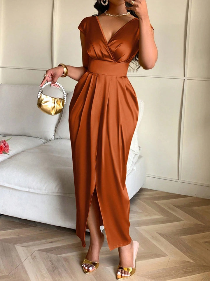 Dame Wrap Dress with elegant V-neck and flowing fabric Mirla-Eva Jonsson