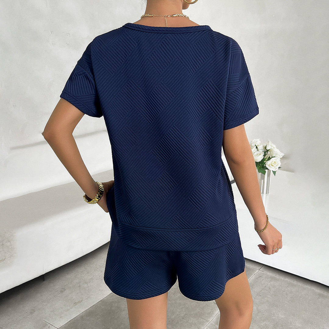 Dame avslappet fritidssett med strukturert topp og komfortable shorts Mirla-Eva Jonsson