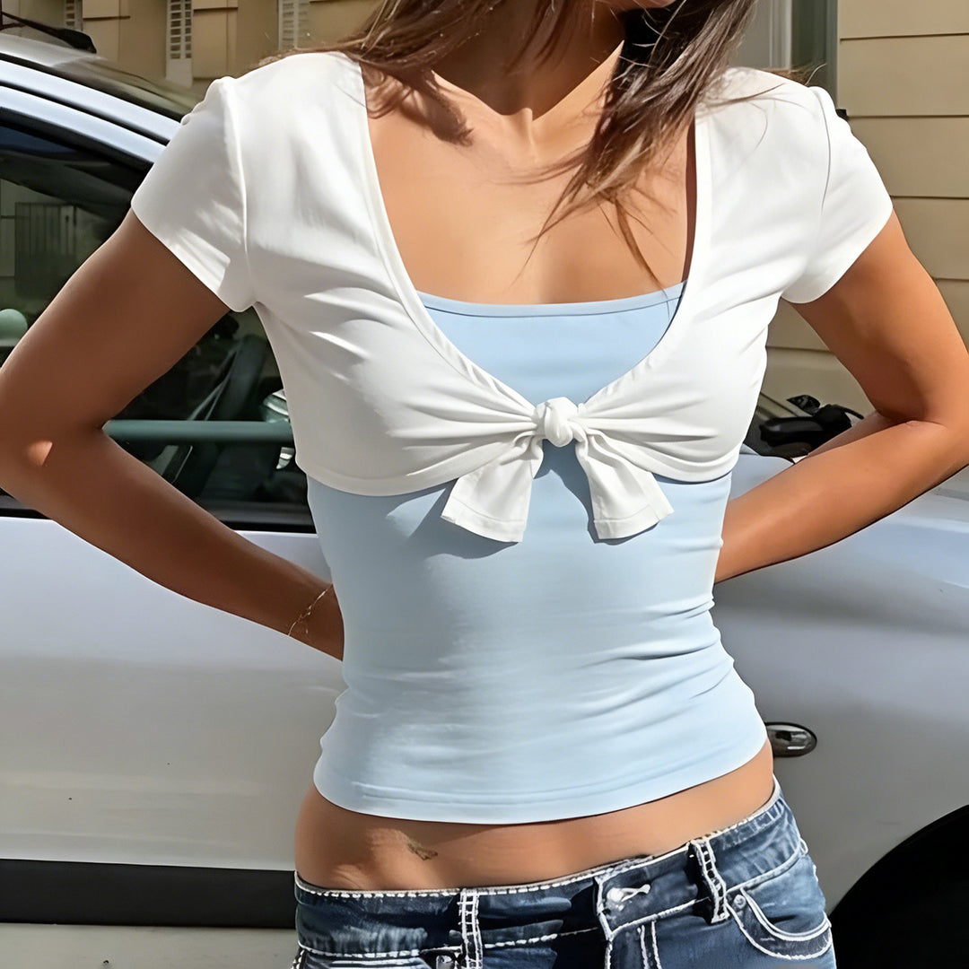 Dame avslappnad Crop-Top med lekfull knut-design och spaghetti band Mirla-Eva Jonsson