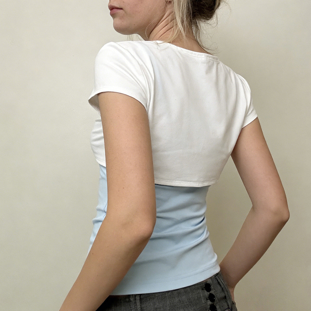 Dame avslappnad Crop-Top med lekfull knut-design och spaghetti band Mirla-Eva Jonsson