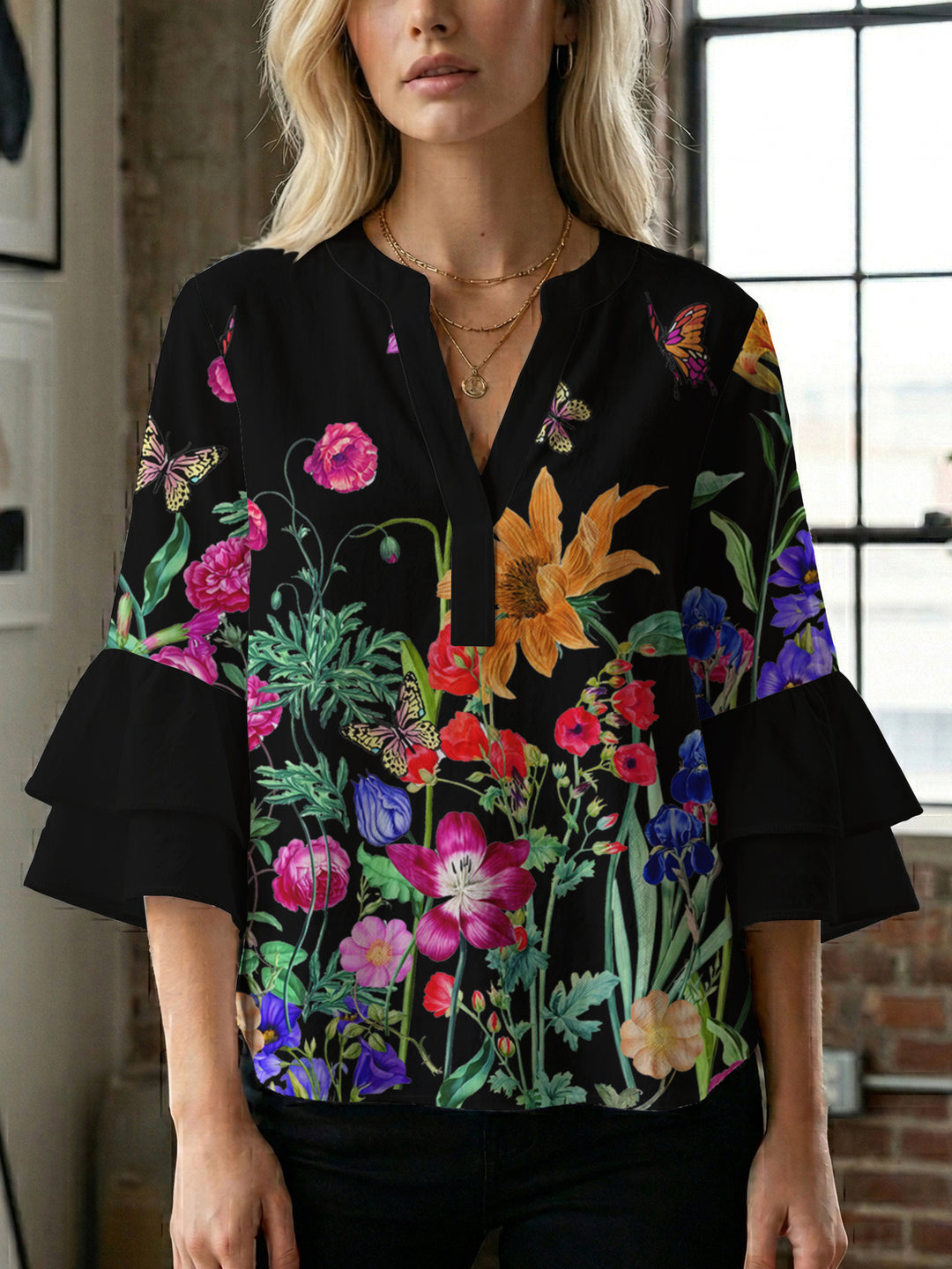 Dame avslappnad blus med volangärmar och botaniskt tryck Mirla-Eva Jonsson