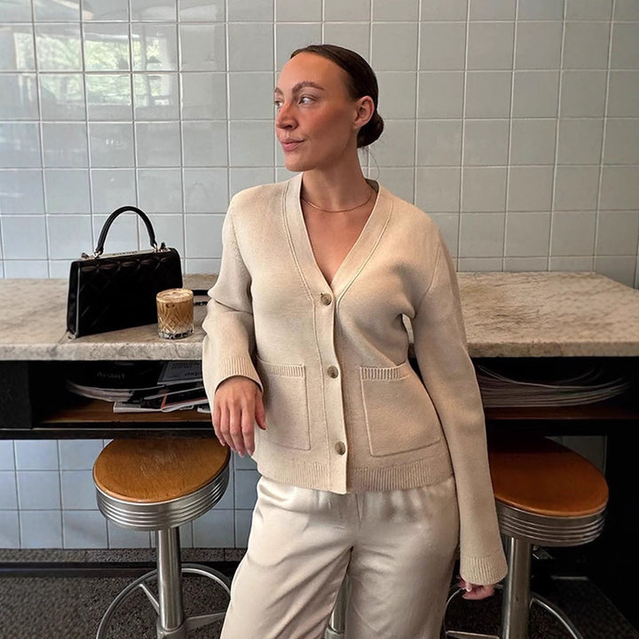 Dame avslappnad cardigan med vida ärmar och knappp detaljer Mirla-Eva Jonsson