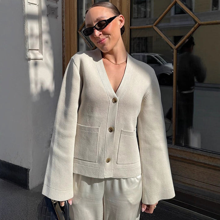 Dame avslappnad cardigan med vida ärmar och knappp detaljer Mirla-Eva Jonsson