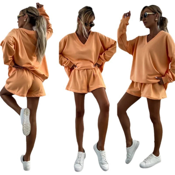 Dame avslappnad fritids-set med oversized V-hals tröja och korta byxor Eva Jonsson-Eva Jonsson