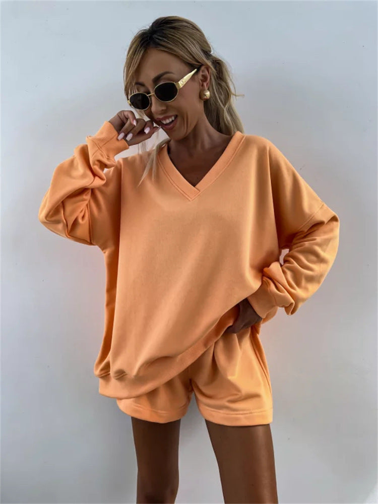 Dame avslappnad fritids-set med oversized V-hals tröja och korta byxor Eva Jonsson-Eva Jonsson