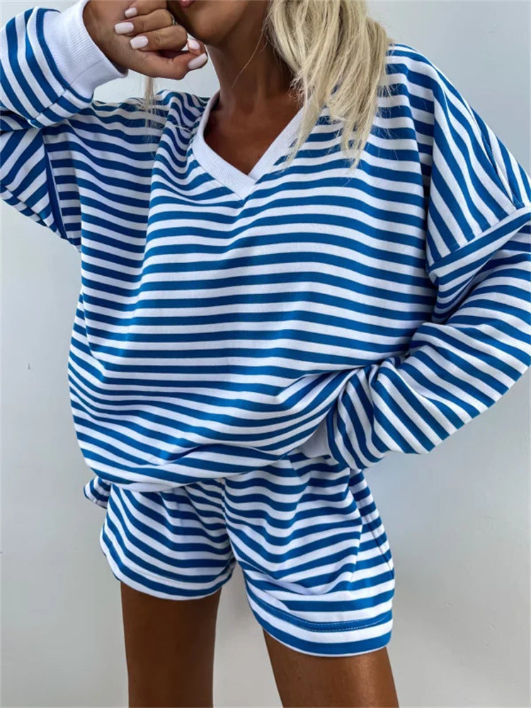 Dame avslappnad fritids-set med oversized V-hals tröja och korta byxor Eva Jonsson-Eva Jonsson