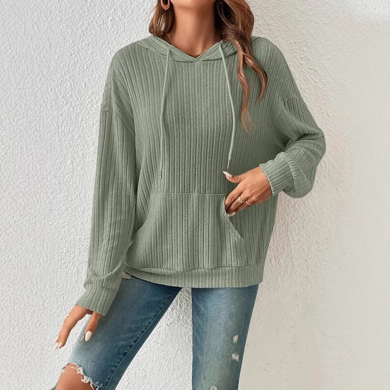 Dame avslappnad hoodie med strukturerad design och praktiska fickor Mirla-Eva Jonsson