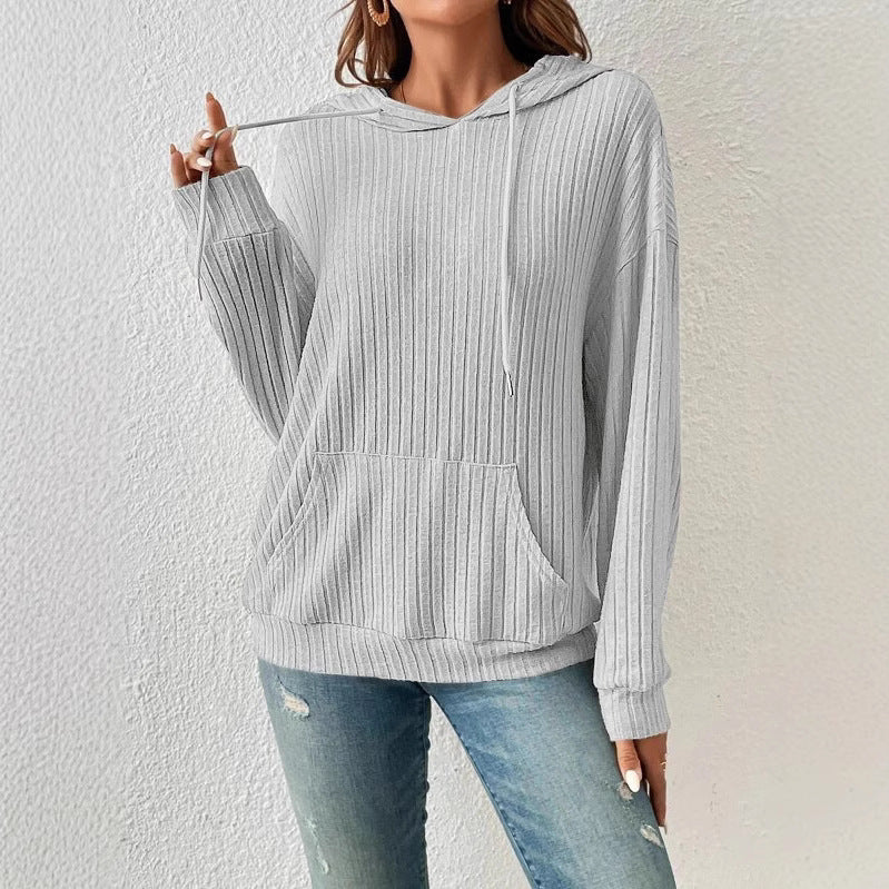 Dame avslappnad hoodie med strukturerad design och praktiska fickor Mirla-Eva Jonsson