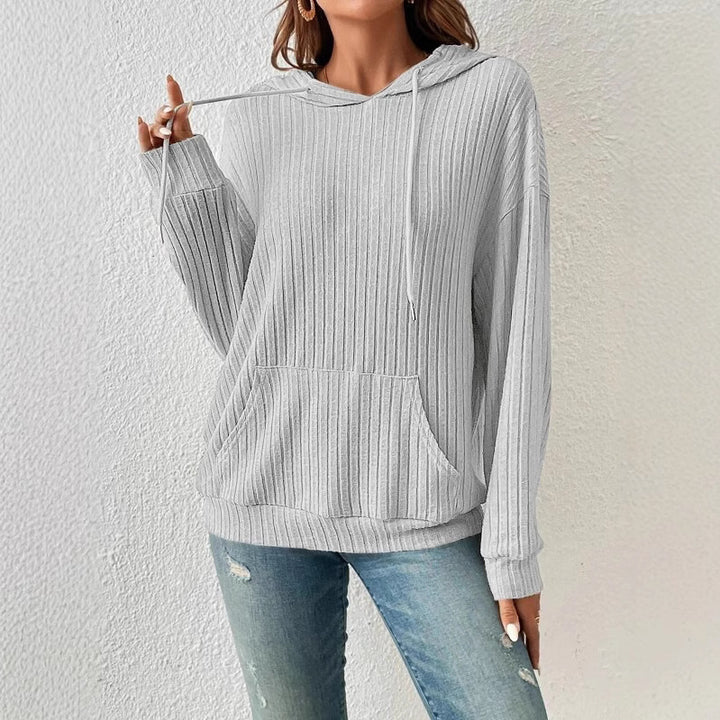 Dame avslappnad hoodie med strukturerad design och praktiska fickor Mirla-Eva Jonsson