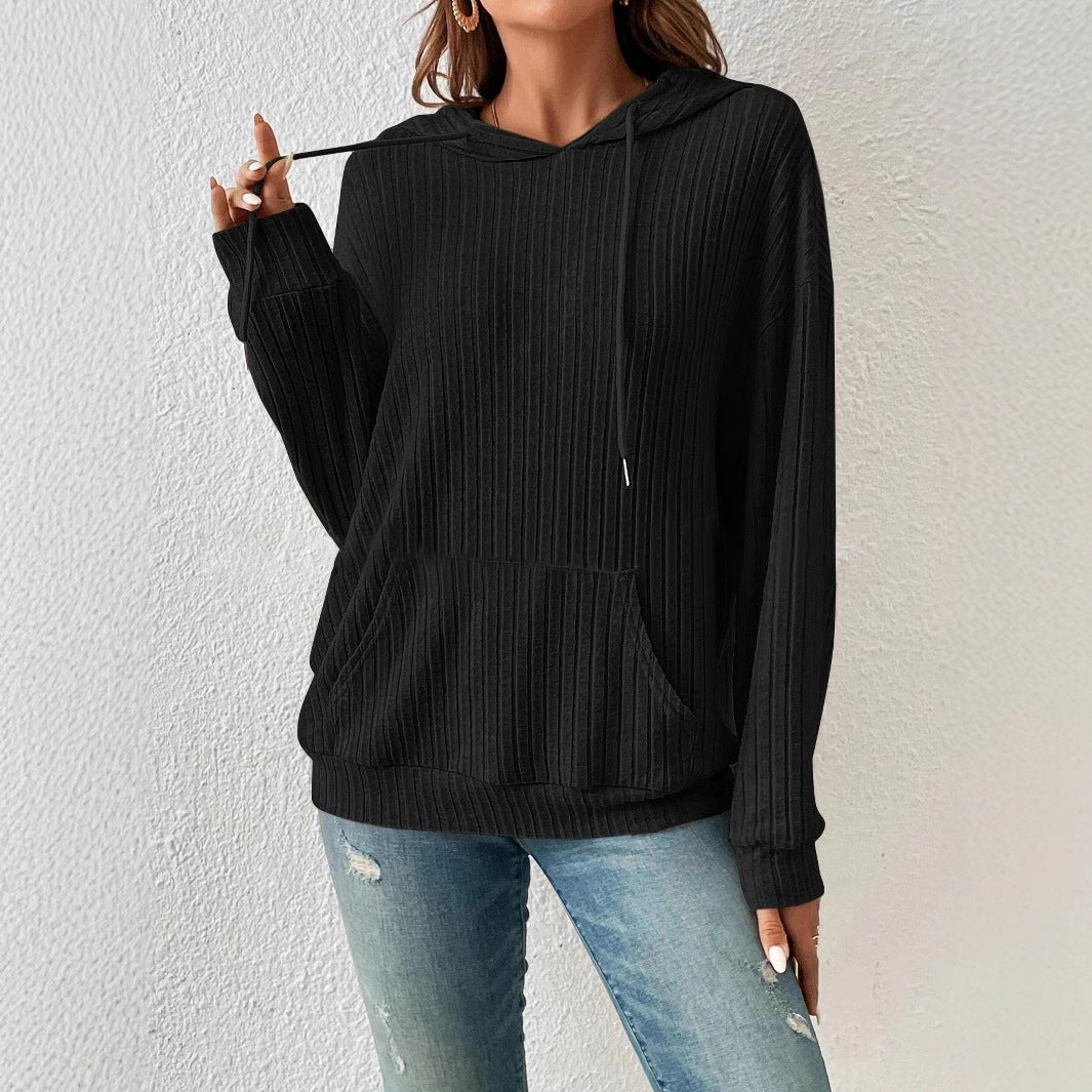 Dame avslappnad hoodie med strukturerad design och praktiska fickor Mirla-Eva Jonsson