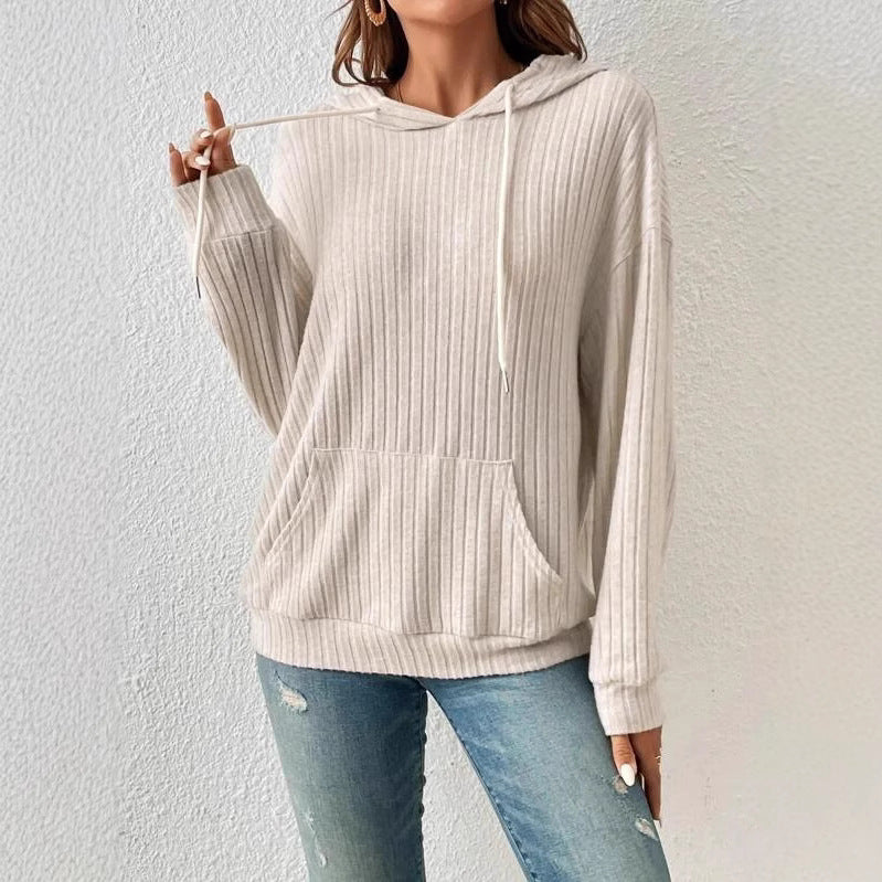Dame avslappnad hoodie med strukturerad design och praktiska fickor Mirla-Eva Jonsson