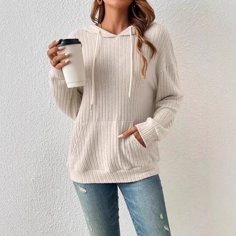 Dame avslappnad hoodie med strukturerad design och praktiska fickor Mirla-Eva Jonsson