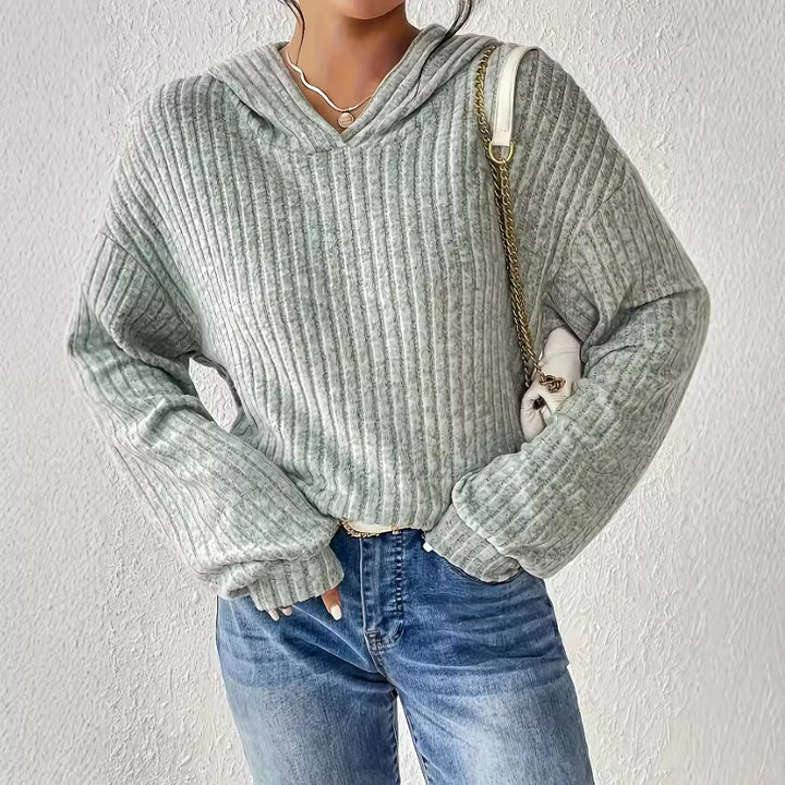 Dame avslappnad hoodie med strukturerad ribbdesign och vida ärmar Mirla-Eva Jonsson