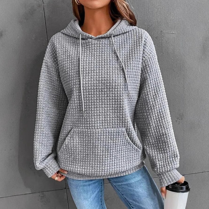Dame avslappnad hoodie med strukturerad yta och praktisk känguruficka Eva Jonsson-Eva Jonsson